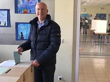 Der alte und neue Bürgermeister Gerd Schneider bei der Stimmabgabe in Memmelsdorf.  Foto: privat