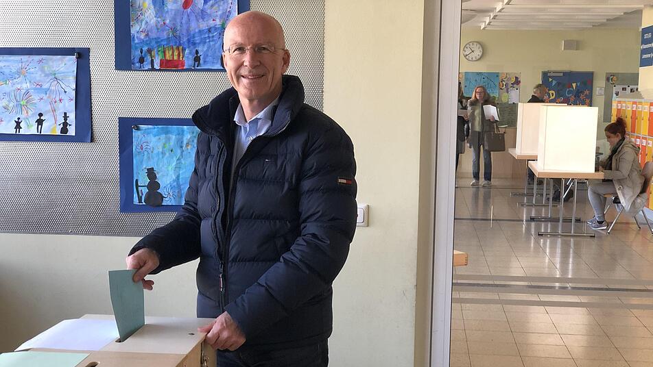 Der alte und neue Bürgermeister Gerd Schneider bei der Stimmabgabe in Memmelsdorf.  Foto: privat