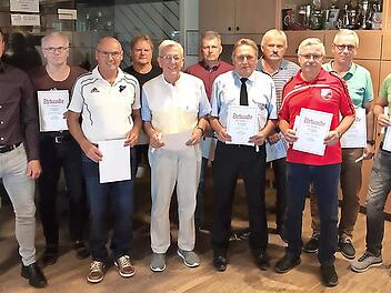 Für 50 Jahre Treue zum TSV Neuhaus wurden geehrt: Sebastian Kammerer (Vorsitzender), Benno Eibert, Harald Hasieber, Hans Neuper, Manfred Reimann, Benno Dausch, Heribert Hahn, Siegfried Pfann, Georg Paulus, Roland Zenkel und Werner Neuper.