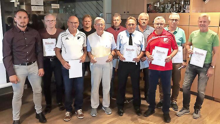 Für 50 Jahre Treue zum TSV Neuhaus wurden geehrt: Sebastian Kammerer (Vorsitzender), Benno Eibert, Harald Hasieber, Hans Neuper, Manfred Reimann, Benno Dausch, Heribert Hahn, Siegfried Pfann, Georg Paulus, Roland Zenkel und Werner Neuper.
