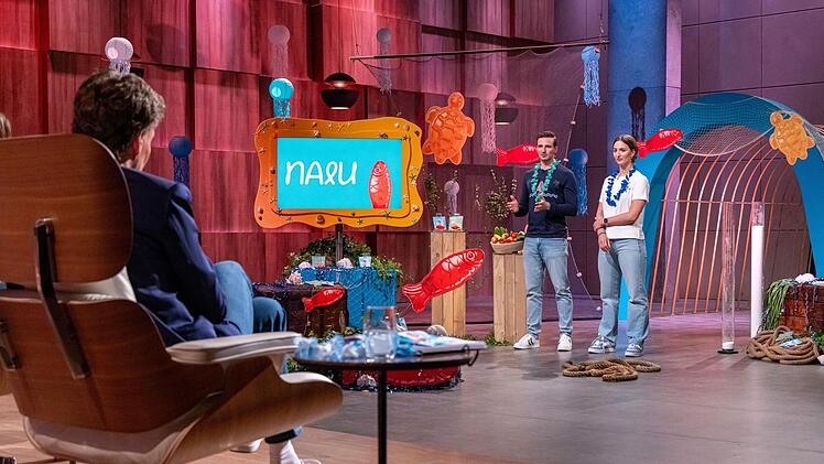 Leckeres Geschäft: Die "Nalu"-Gründer Max und Lisa haben eine zuckerfreie Alternative zu herkömmlichen Fruchtgummis entwickelt. Lena Gercke gefällt das sehr!