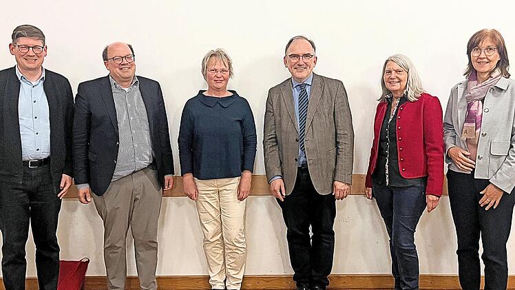 Martin Messingschlager, Prof. Mirko Kraft, die neue Vorsitzende, Diakonin Andrea Hofmann, Dekan Andreas Kleefeld, Vera Sch&uuml;ler-Rei&szlig; und Angelika Rosenbauer-Chukwu (v.l.).