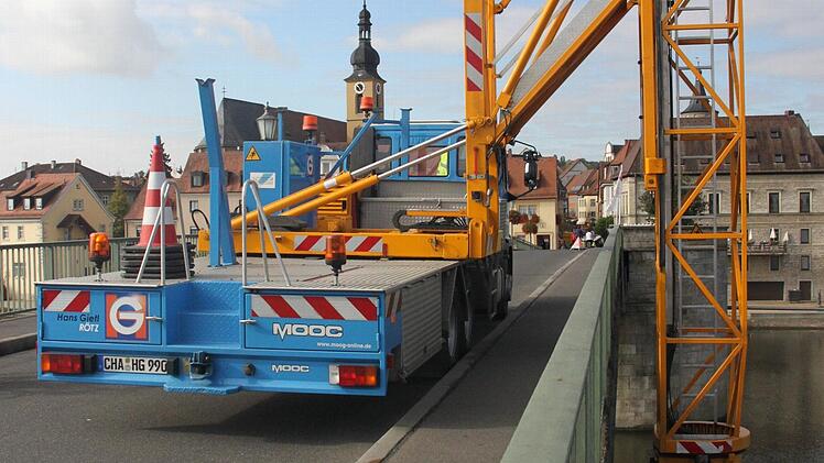 Dank eines Spezialfahrzeuges gelingt der Einstieg unter die Brücke.