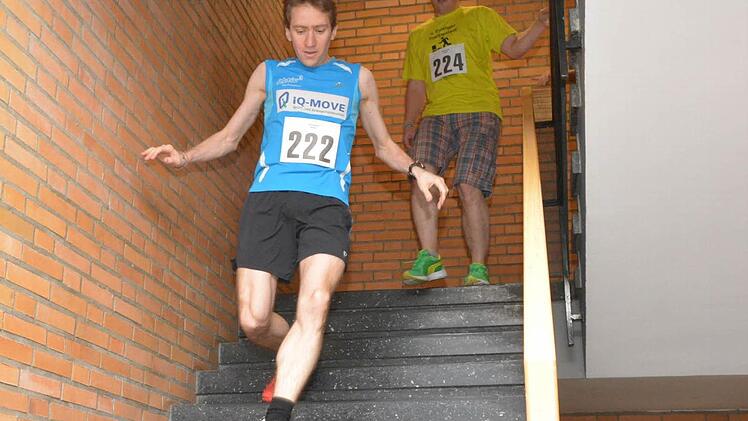 Mit großen Schritten: Drei bis vier Stufen versucht Christian Riedl (Nummer 222) auf einmal zu nehmen, wenn es die Treppen runter geht. Eine Taktik, die ihn schon häufig zum Sieg führte. Fotos: herzopress