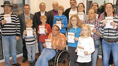 Erstmals richtete der TV Hofheim das inklusive Sportabzeichen aus. Im Wohnheim der Lebenshilfe in Haßfurt konnten jetzt behinderte und nicht behinderte Teilnehmer ihre Sportabzeichen in Empfang nehmen.