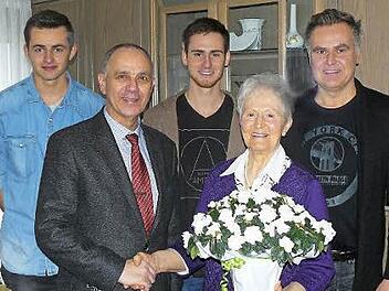 Unser Bild zeigt (v. l.) Enkel Maximilian, Bürgermeister Franz Uome, Enkel Nicco, Jubilarin Anna Groß und Sohn Matthias  Foto: Klaus-Peter Wulf
