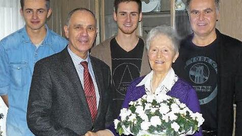 Unser Bild zeigt (v. l.) Enkel Maximilian, Bürgermeister Franz Uome, Enkel Nicco, Jubilarin Anna Groß und Sohn Matthias  Foto: Klaus-Peter Wulf