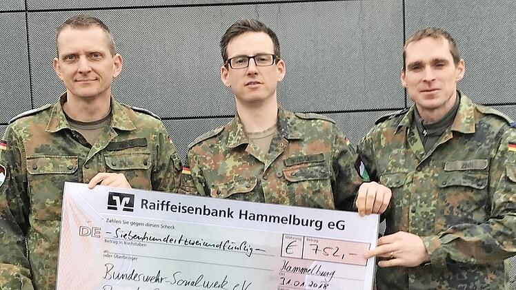 Oberstabsfeldwebel Münz (links) übergibt die Spende an den neuen Regionalstellenleiter, Leutnant Philipp Nötscher (Mitte) sowie seinen Vorgänger Oberleutnant Matthias Zinn (rechts).  Foto: Jan Volkmann