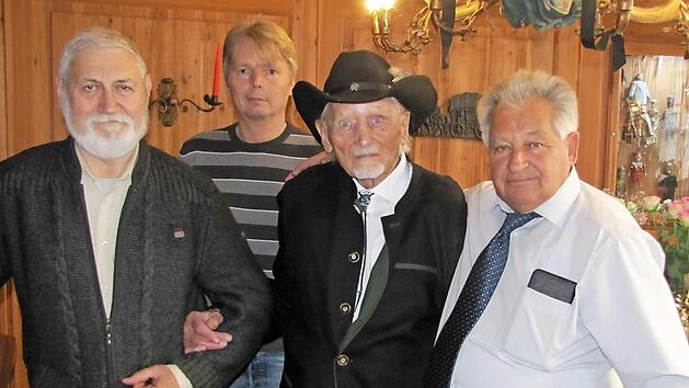 Johannes Kramm mit seinem Sohn Markus, der heute das Hotel Gerberhof führt.  Foto: Martin Koch