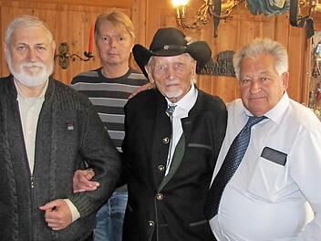 Johannes Kramm mit seinem Sohn Markus, der heute das Hotel Gerberhof führt.  Foto: Martin Koch