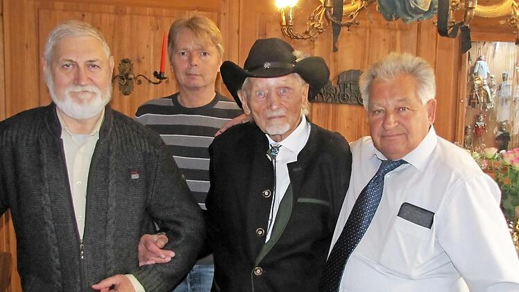 Johannes Kramm mit seinem Sohn Markus, der heute das Hotel Gerberhof führt.  Foto: Martin Koch