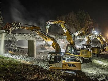 Nachts  wird gebaggert, bis die Brücke, die bei Schondra über die Autobahn führt, am Boden liegt. Foto: Jürgen Hüfner