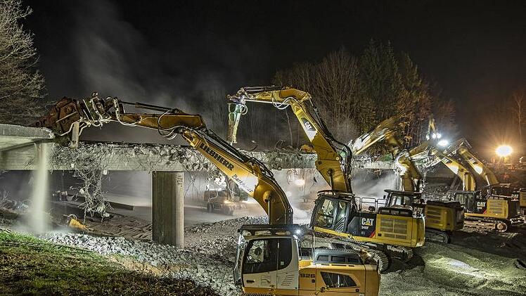 Nachts  wird gebaggert, bis die Brücke, die bei Schondra über die Autobahn führt, am Boden liegt. Foto: Jürgen Hüfner