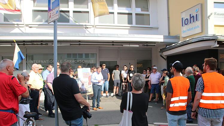 Schon vor der Bierfesteröffnung auf den Beinen: Kundgebung der FDP gegen den Abriss der alten Mälzerei Müller. Foto: Stephan Tiroch