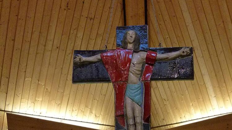 Das Altarkreuz dominiert den Innenraum.   Foto: Marion Krüger-Hundrup
