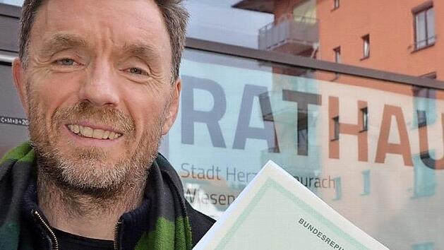 Marc Deavin mit Urkunde: Jetzt darf er f&uuml;r den Stadtrat kandidieren.  Foto: Bernhard Panzer