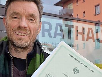Marc Deavin mit Urkunde: Jetzt darf er für den Stadtrat kandidieren.  Foto: Bernhard Panzer