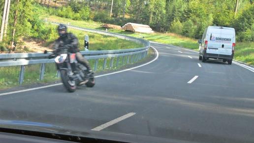 Mehrmals rasen die Biker die 3,4 Kilometer lange Strecke auf und ab. Foto: Sandra Hackenberg