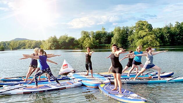 Auf dem Stand Up Paddling Board können Sie mit etwas Übung sogar Yoga machen.