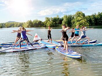 Auf dem Stand Up Paddling Board können Sie mit etwas Übung sogar Yoga machen.