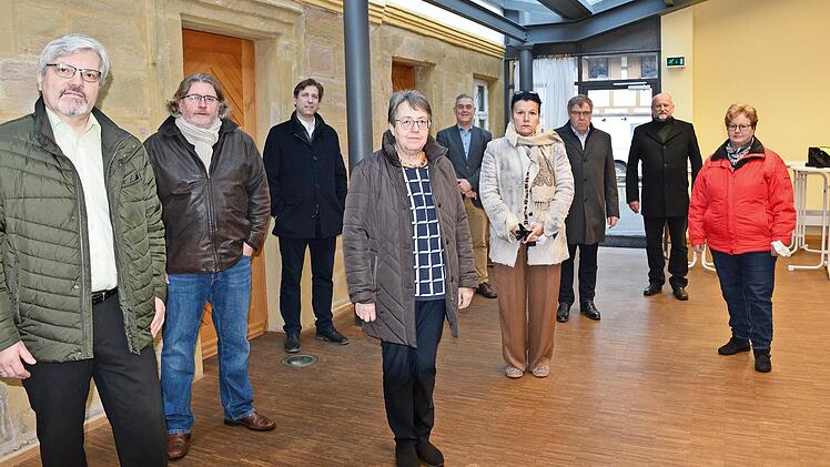 Die Initiatoren: Irmgard Ginzel (4. v. l.) daneben Erzsebet Molner, eine der ersten Alltagsbetreuerinnen, die Igensdorfer Seniorenbeauftragte Edeltraud Rösner (r,), die sich ebenfalls als Alltagsbetreuerin ausbilden lässt, dahinter der Kunreuther Bürgermeister Ernst Strian, Igensdorfs Bürgermeister Edmund Ulm und Vereinsvorsitzender Horst Franke