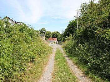Ende der Ausbaustrecke. Die vor einigen Jahren auf der linken Seite gebauten Häuser werden die letzten im Maitalweg sein. Dahinter bleibt Platz für die Natur. Einen weiteres Baugebiet wird es im Maital nicht geben.