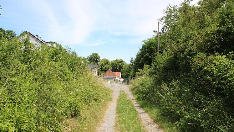 Ende der Ausbaustrecke. Die vor einigen Jahren auf der linken Seite gebauten Häuser werden die letzten im Maitalweg sein. Dahinter bleibt Platz für die Natur. Einen weiteres Baugebiet wird es im Maital nicht geben.