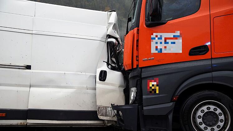 Schneeberg: Transporter kracht in Lkw - 52-J&auml;hriger bei Unfall schwer verletzt
