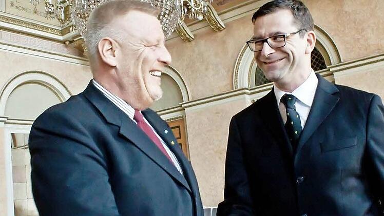 Per Handschlag besiegelt: Als Vorsitzender des Landestheater-Verwaltungsausschusses gratuliert Coburgs Oberbürgermeister Norbert Kastner (links) Intendant Bodo Busse zur Vertragsverlängerung bis Herbst 2019. Foto: Jochen Berger
