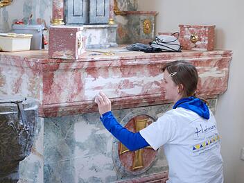 Kirchenmalerin Tanja Bergmann aus Hollfeld arbeitet in der Motschenbacher St.-Maternus-Kirche. Fotos: Karl Klippel