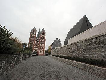 Die Kapelle des Bischofshauses auf dem Areal der alten Vikarie gegenüber dem Limburger Dom. Nach Bistumsangaben hat die Residenz auf dem Limburger Domberg 31 Millionen Euro gekostet - ein Vielfaches der ursprünglichen Planung. Foto: Fredrik von Erichsen/dpa