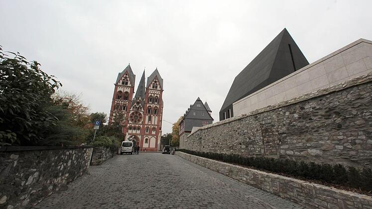 Die Kapelle des Bischofshauses auf dem Areal der alten Vikarie gegenüber dem Limburger Dom. Nach Bistumsangaben hat die Residenz auf dem Limburger Domberg 31 Millionen Euro gekostet - ein Vielfaches der ursprünglichen Planung. Foto: Fredrik von Erichsen/dpa