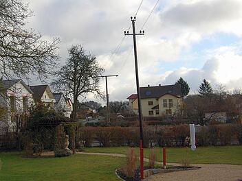 Strommasten in Reith: Diese 20-Kilovolt-Leitung über den Dächern der Häuser gehört bald der Vergangenheit an. Eine Erdverkabelung in der Neuwirtshauser Straße soll die Freileitung heuer ablösen. Foto: Günther Straub