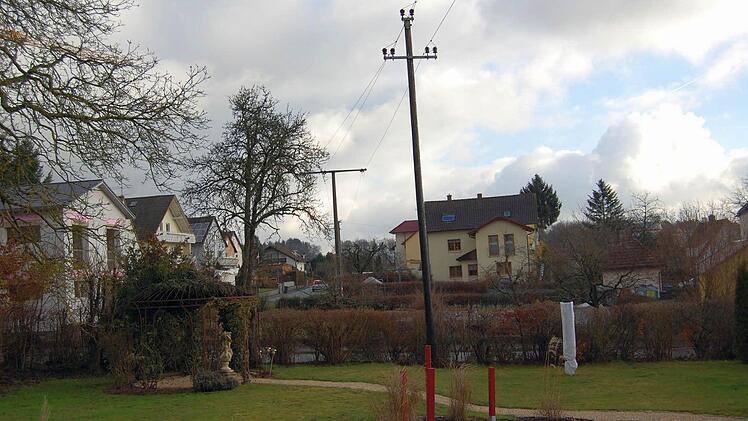 Strommasten in Reith: Diese 20-Kilovolt-Leitung über den Dächern der Häuser gehört bald der Vergangenheit an. Eine Erdverkabelung in der Neuwirtshauser Straße soll die Freileitung heuer ablösen. Foto: Günther Straub