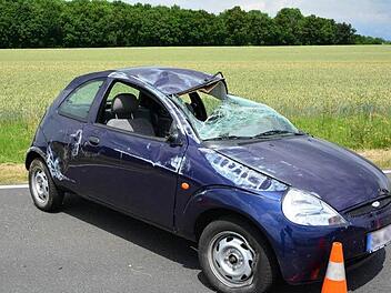 Mehrfach überschlagen hat sich dieser Ford. Die Fahrerin kam wohl mit leichteren Blessuren davon.  Foto: Kreisfeuerwehrverband Schweinfurt