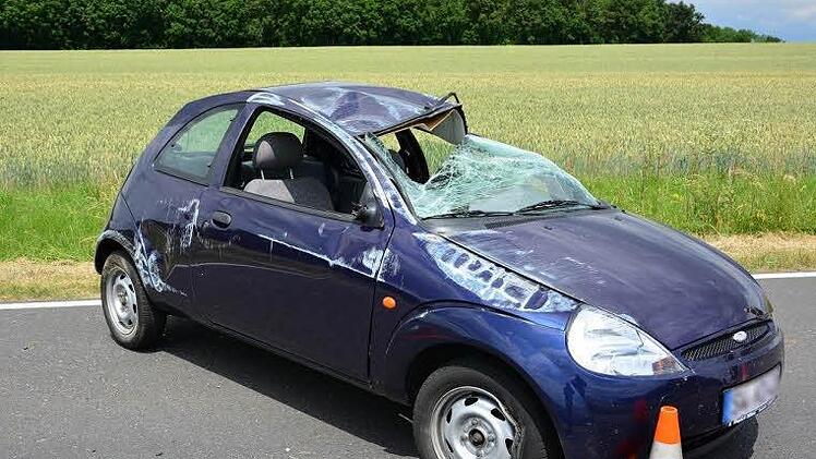 Mehrfach überschlagen hat sich dieser Ford. Die Fahrerin kam wohl mit leichteren Blessuren davon.  Foto: Kreisfeuerwehrverband Schweinfurt