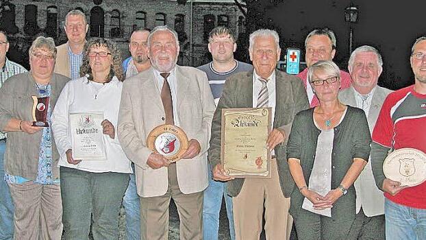 Pokale, Ehrenteller und Urkunden gab es für erfolgreiche und langjährige Mitglieder des SKC "Alle Neun" in Sonnefeld. Foto: Klaus Oelzner