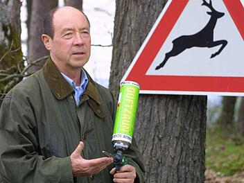Klaus Riedel zeig das Sprühschaummittel, mit dem "Duftzäune" errichtet werden. Sie sollen Wildtiere von den Straßen fernhalten.  Foto: Rainer Glissnik