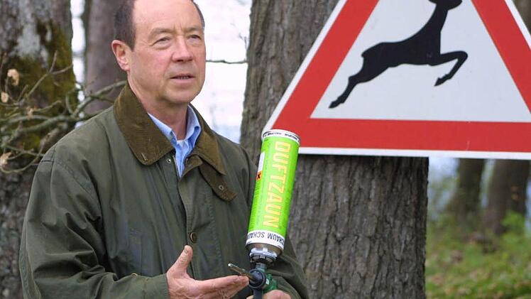Klaus Riedel zeig das Sprühschaummittel, mit dem "Duftzäune" errichtet werden. Sie sollen Wildtiere von den Straßen fernhalten.  Foto: Rainer Glissnik