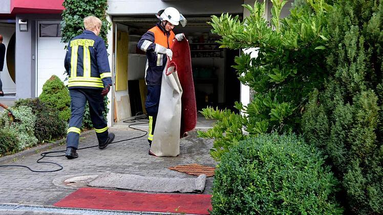 Ein Wasserschaden in einem Wohnhaus in Garitz löste am Freitag einen größeren Feuerwehreinsatz.  Foto: Peter Rauch