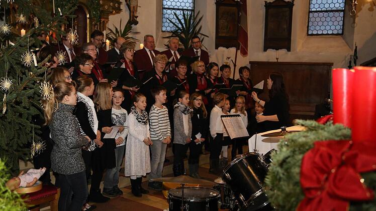 Der Gesangverein mit dem Kinderchor Foto: Franz Galster