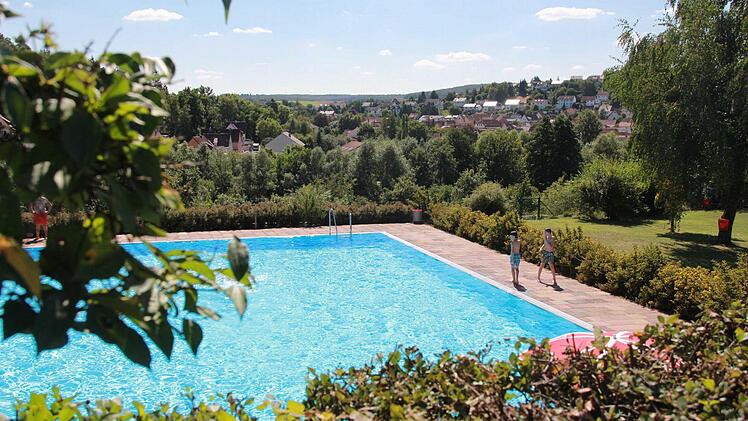 Für den dritten Teil unseres Schwimmbad-Tests geht es ins Maßbacher Freibad. Familie Karges hat das Bad getestet und bewertet. Foto: Carmen Schmitt