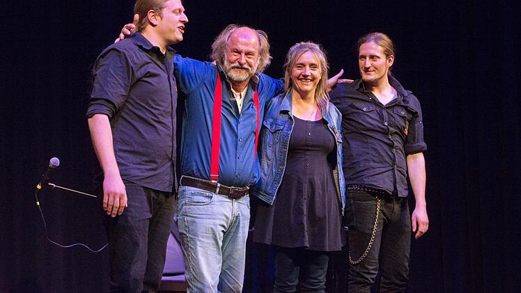 Konstantin und Maximilian Raab sowie Bettina Göschl (von links) bereicherten die Lesung von Klaus-Peter Wolf mit Krimiliedern.