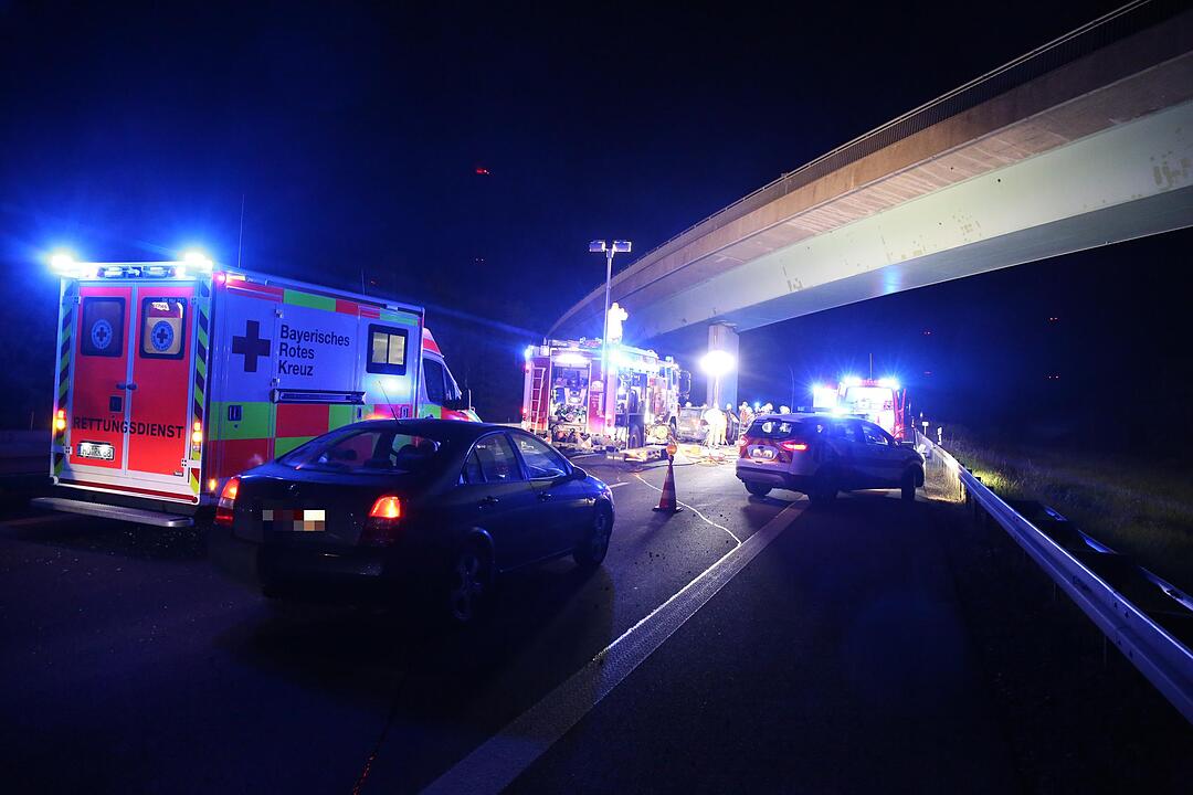 Autofahrerin kracht mehrfach in Leitplanke - Drei Insassen des Wagens verletzt – Feuerwehr muss eingeschlossene Fahrerin befreien