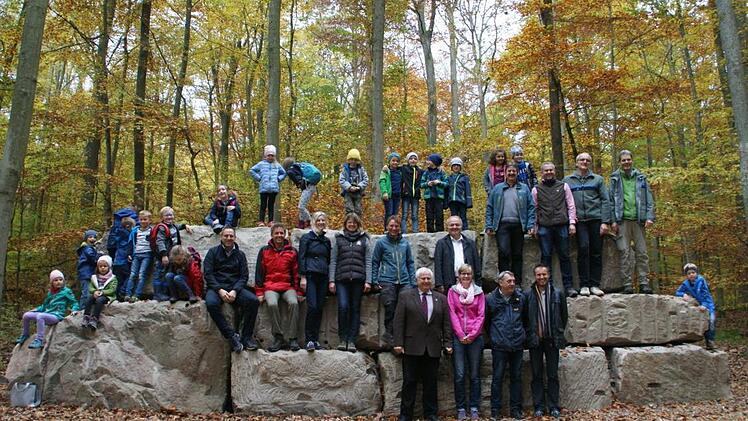 80 Tonnen Sandstein bilden die Kletterwand am Pfad der Artenvielfalt, die die Grundschüler gleich erklommen hatten - und auch einige Teilnehmer der ERöffnungs-Wanderung wagten sich zumindest in die erste und zweite "Etage".