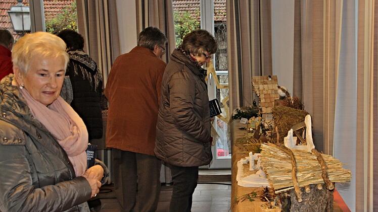 Bewundernde Blicke von Besuchern für die Wohnzimmerkrippen. Foto: Helmut Will
