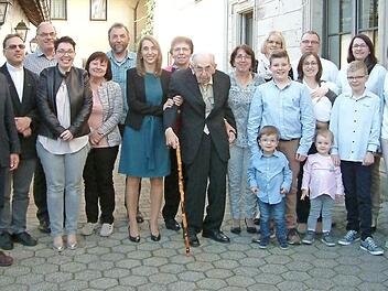 In Steinwiesen feierte Ludwig Deuerling seinen 90. Geburtstag. Unser Bild zeigt den Geburtstagsjubilar (Bildmitte) mit Bürgermeister Gerhard Wunder und Pfarrer Richard Reis (von links) sowie Familienangehörigen. Foto: Hans Franz