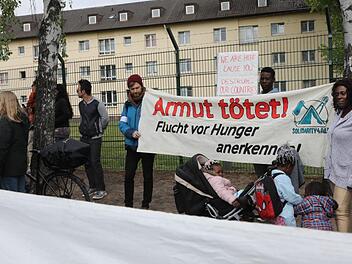 Die Demo gegen Abschiebungen in Bamberg startete an der Anker-Einrichtung und endete am Gabelmann.    Foto: Barbara Herbst