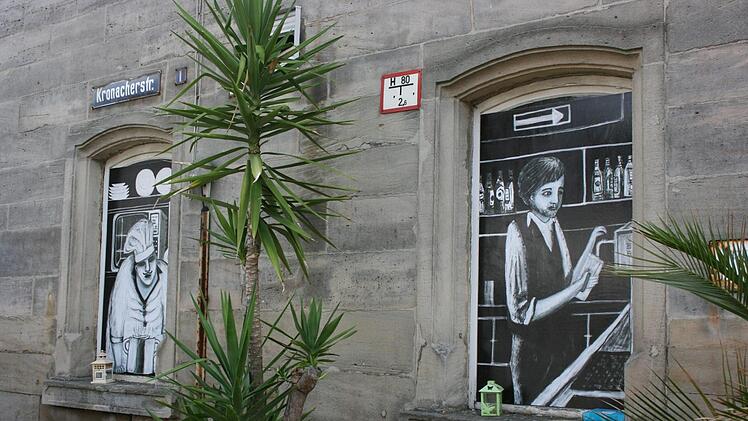 Einige Fenster am Wienerhaus hat Diana Deckelmann schon gestaltet.Maria Löffler