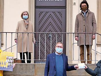 Gabriele Kepic, Bereichsleitung Soziales, Michael Betz (hinten), Präsident Lions Club Bamberg, Karlheinz Morgenroth, Lions Club Bamberg, Oberbürgermeister Andreas Starke und Sandra Ender, stellvertretende Geschäftsführerin Iso e.V. (von links)  Foto: Amt für Bürgerbeteiligung Stephanie Schirken-Gerster